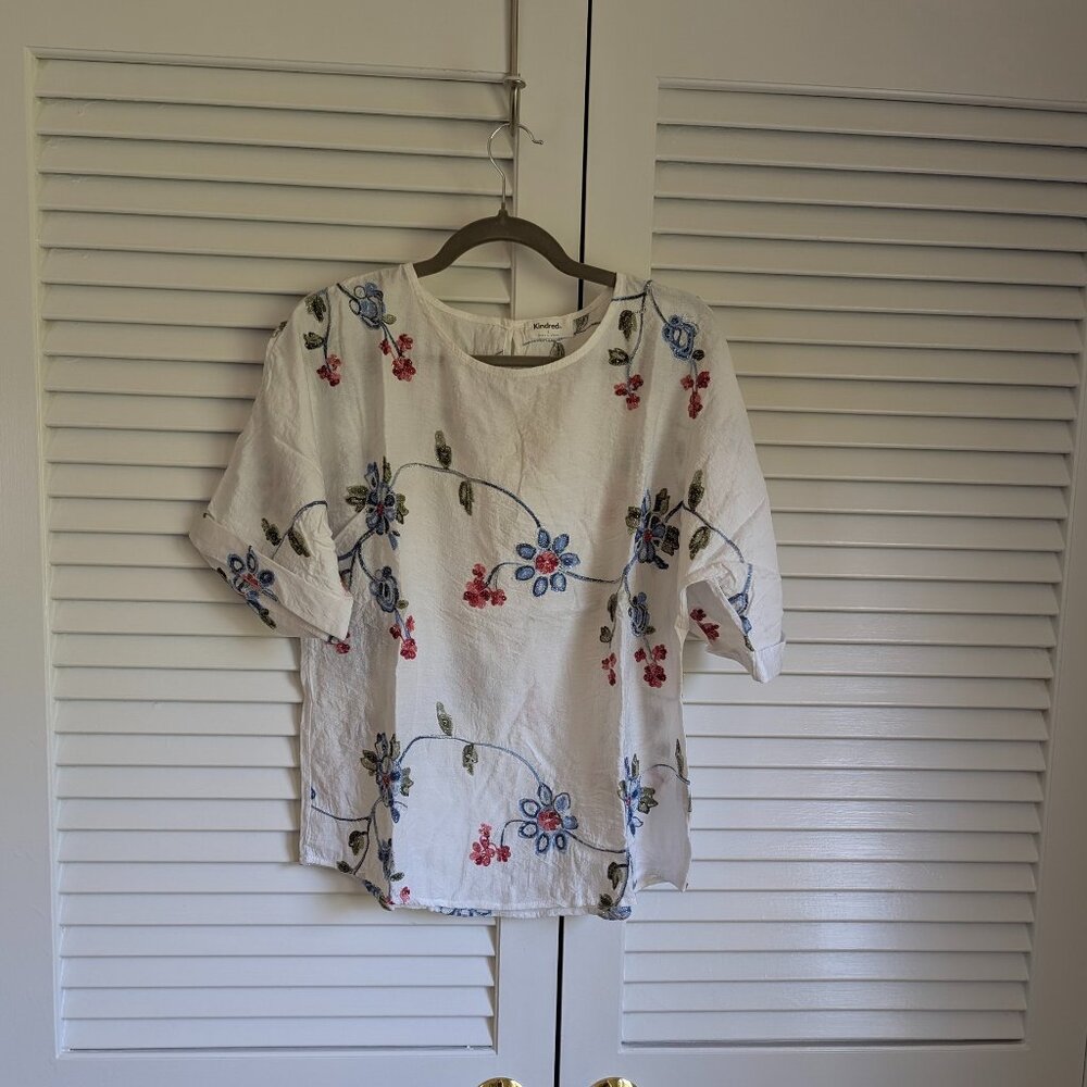 Blouse White Kindred with Blue and Red Floral patterns with Green leaves Large